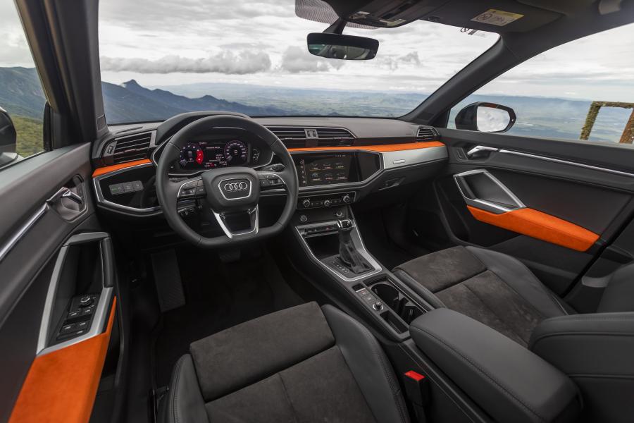 Торпедо Audi Q3 35 TFSI 2019 года  (LA) (фото 19 из 20)